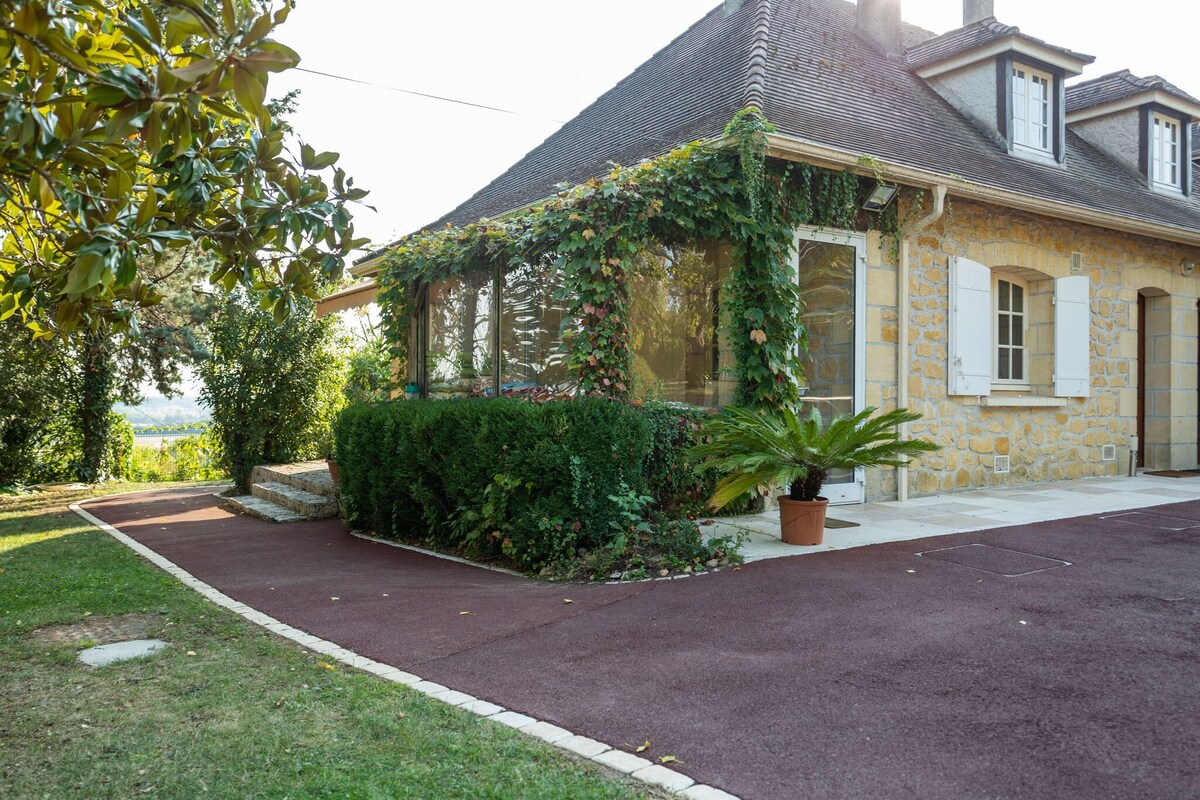 Superb villa with private garden in Vélines