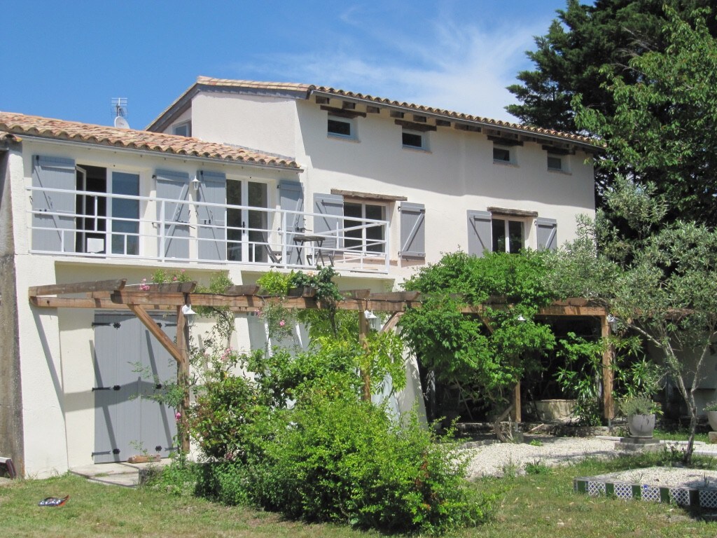 Renovated 3 bed farmhouse, privacy, pool & views