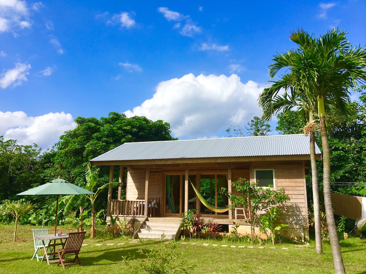 翡翠绿海滩（ Emerald Green Beach ）距离自然丰富的海滨别墅（ Beach Side House alohana ）仅需2分钟的步行路程