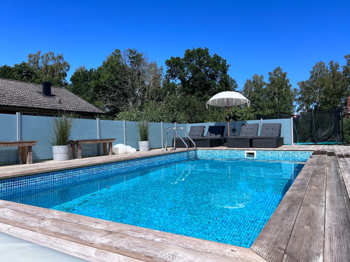 Öland别墅，配备游泳池、室外水疗和大阳台