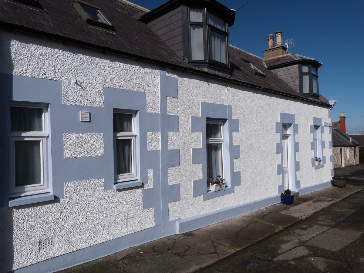 Fisher-folks cottage, close to sea, pet welcome.