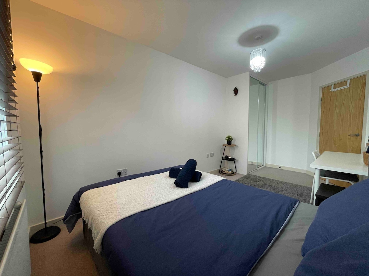 Parrot Paradise: Private Room in Isleworth, London