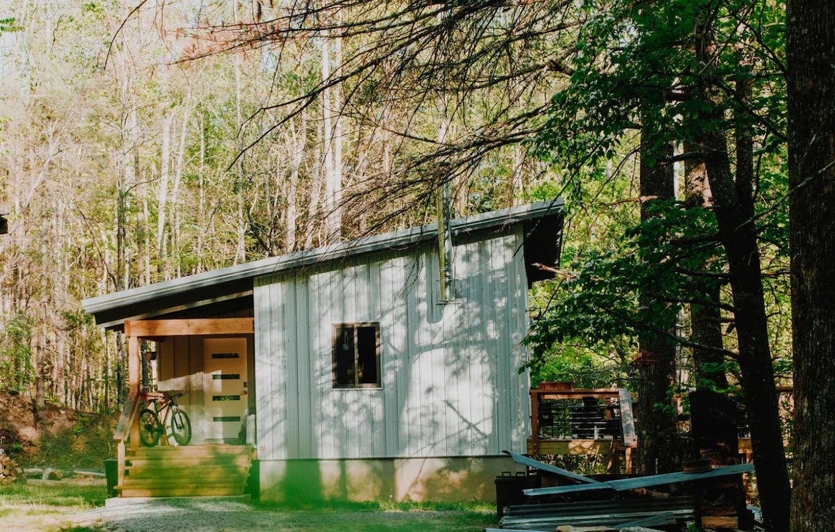 杜邦州立森林附近的现代山区小木屋