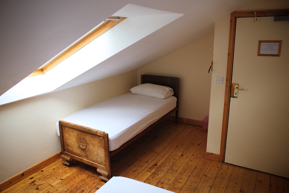 带双人床和单人床的舒适卧室。
