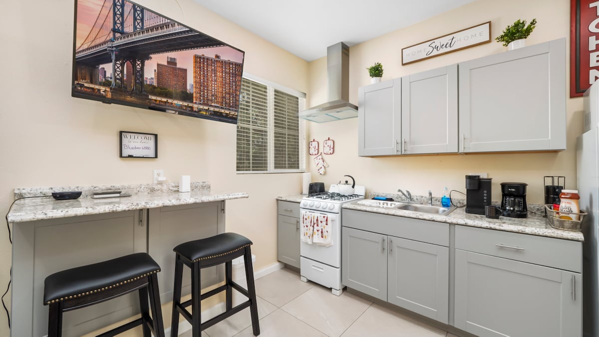 私人单间公寓/全功能厨房/洗衣机和烘干机/露台。