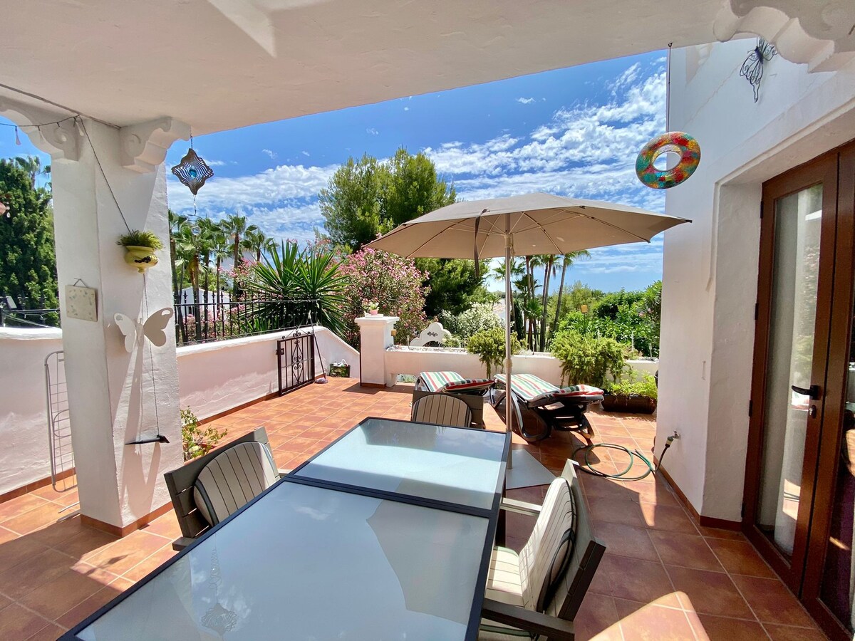 Stylish garden apartment, fabulous terrace & views