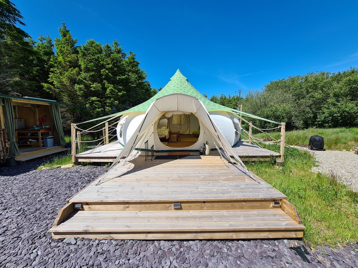 Canol y Coed/In the Woods Glamping