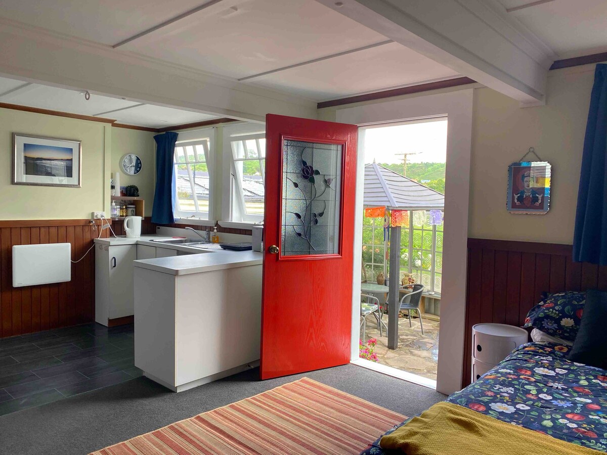 Red door studio cottage with parking and garden