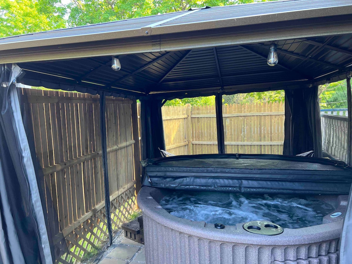 Private Hot Tub Suite