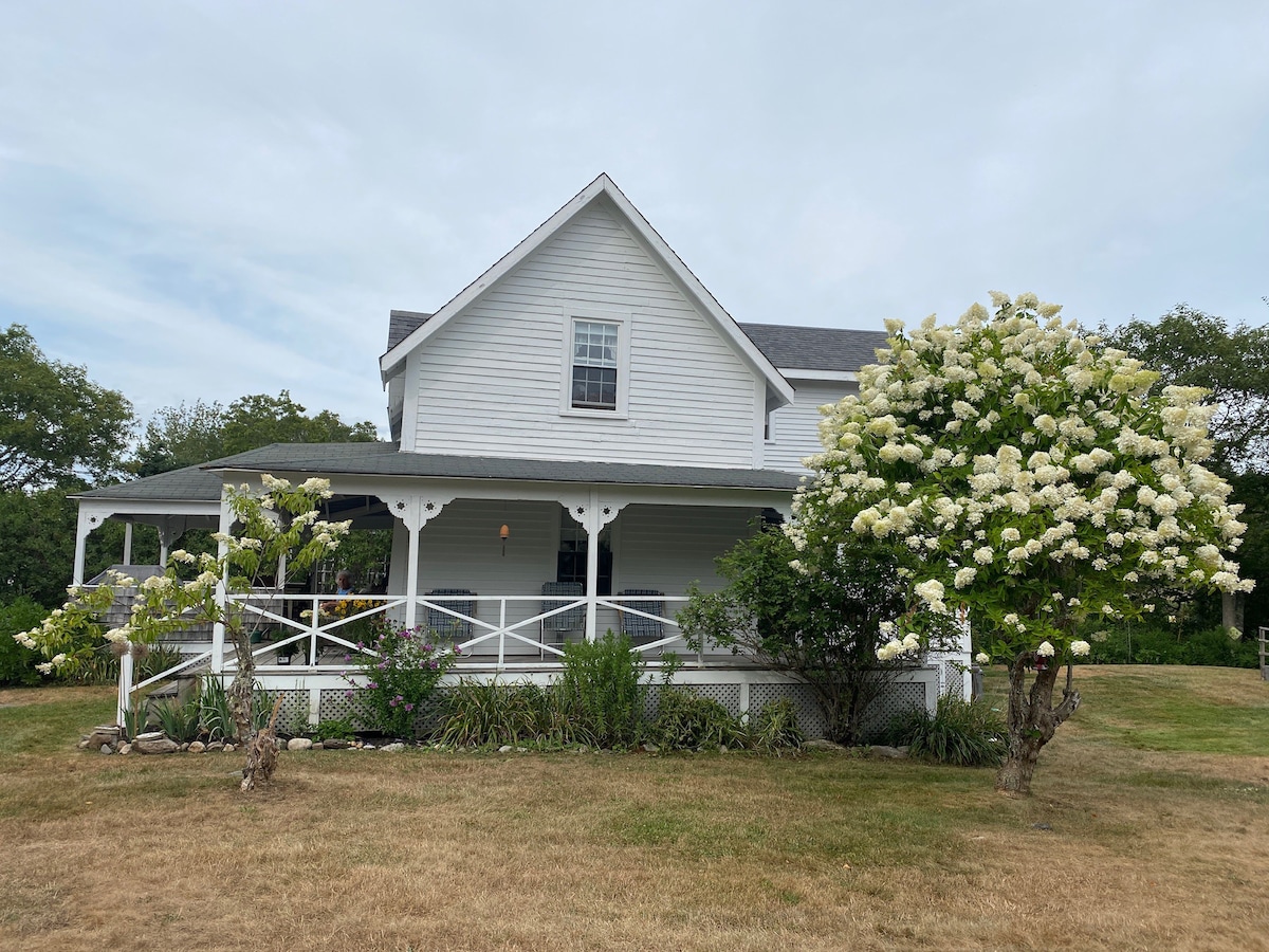 Coastal Cottage by Sea Maine