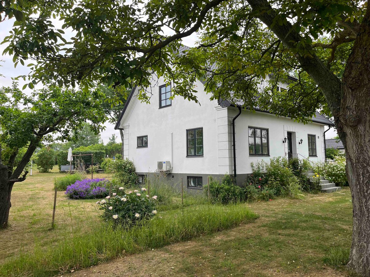 圣奥洛夫（ Sankt Olof ）附近适合两个家庭入住的乡村民宅和花园