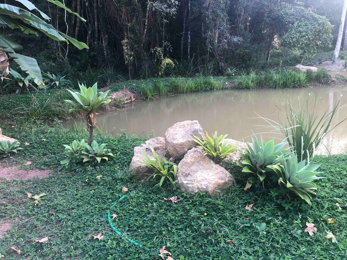 Sítio aconchegante na região de Pedra Azul - E.S.