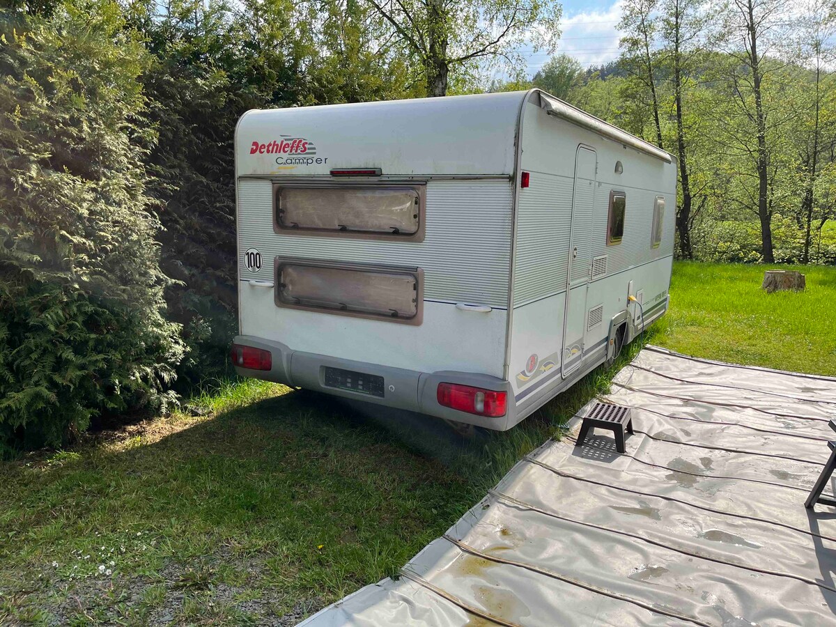 Großer  Wohnwagen in Wald und Fluss Nähe