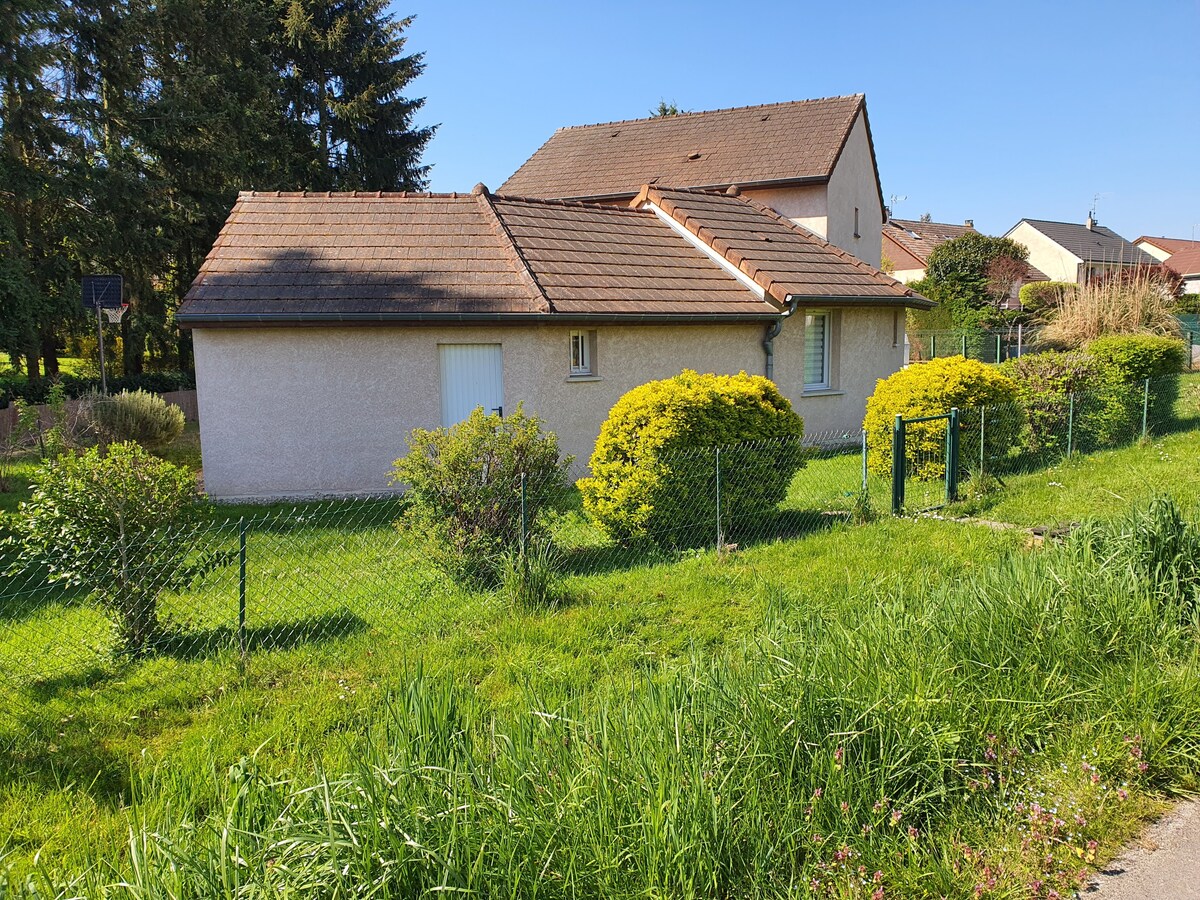 Chambre en maison calme, sur la piste cyclable.