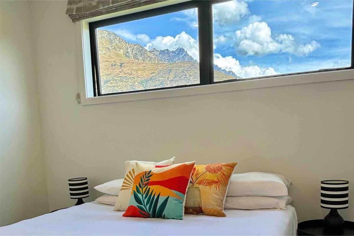 Chic Mountain-View 2BR in Queenstown
