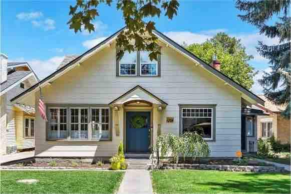 The Curated Cottage in Historic Downtown Twin