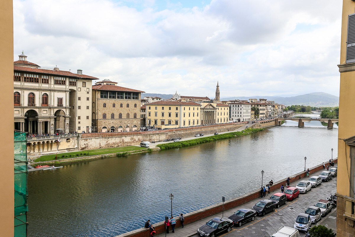 1间双人客房，可欣赏Arno和Uffizi的壮丽景观