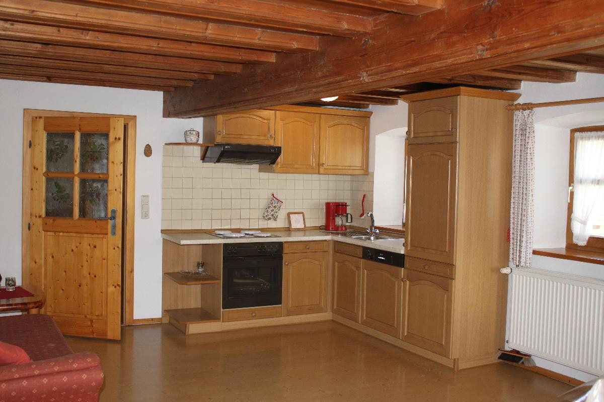 Ferienhof Aiginger （格拉费瑙） ， 2号度假公寓（ 57平方米） ，设有室外座椅和厨房