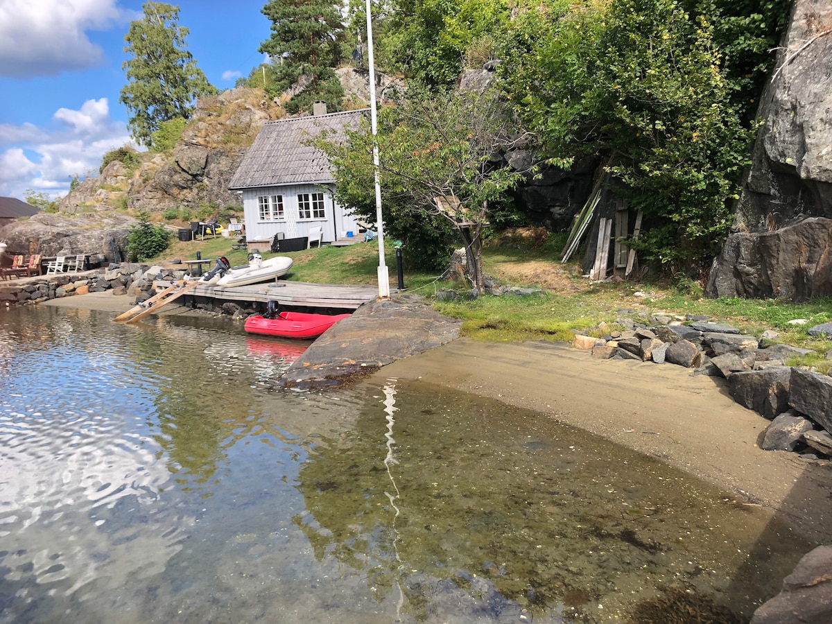 Hytte med 30 meters strandlinje i Åbyfjorden