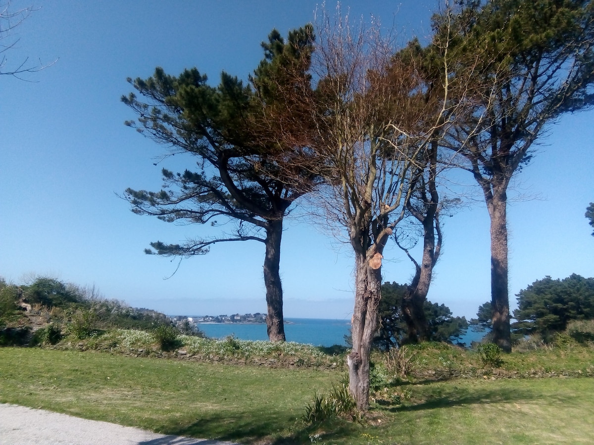 Tente 4 places équipées vue mer sur petit camping