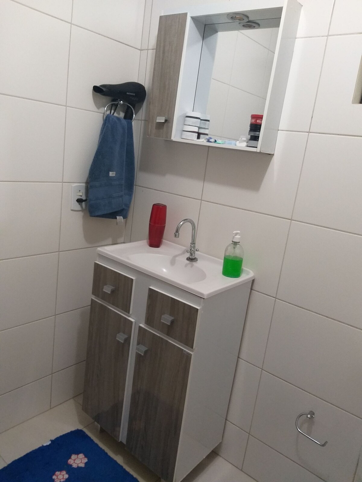 APARTAMENTO COM DORMITÓRIO COMPLETO