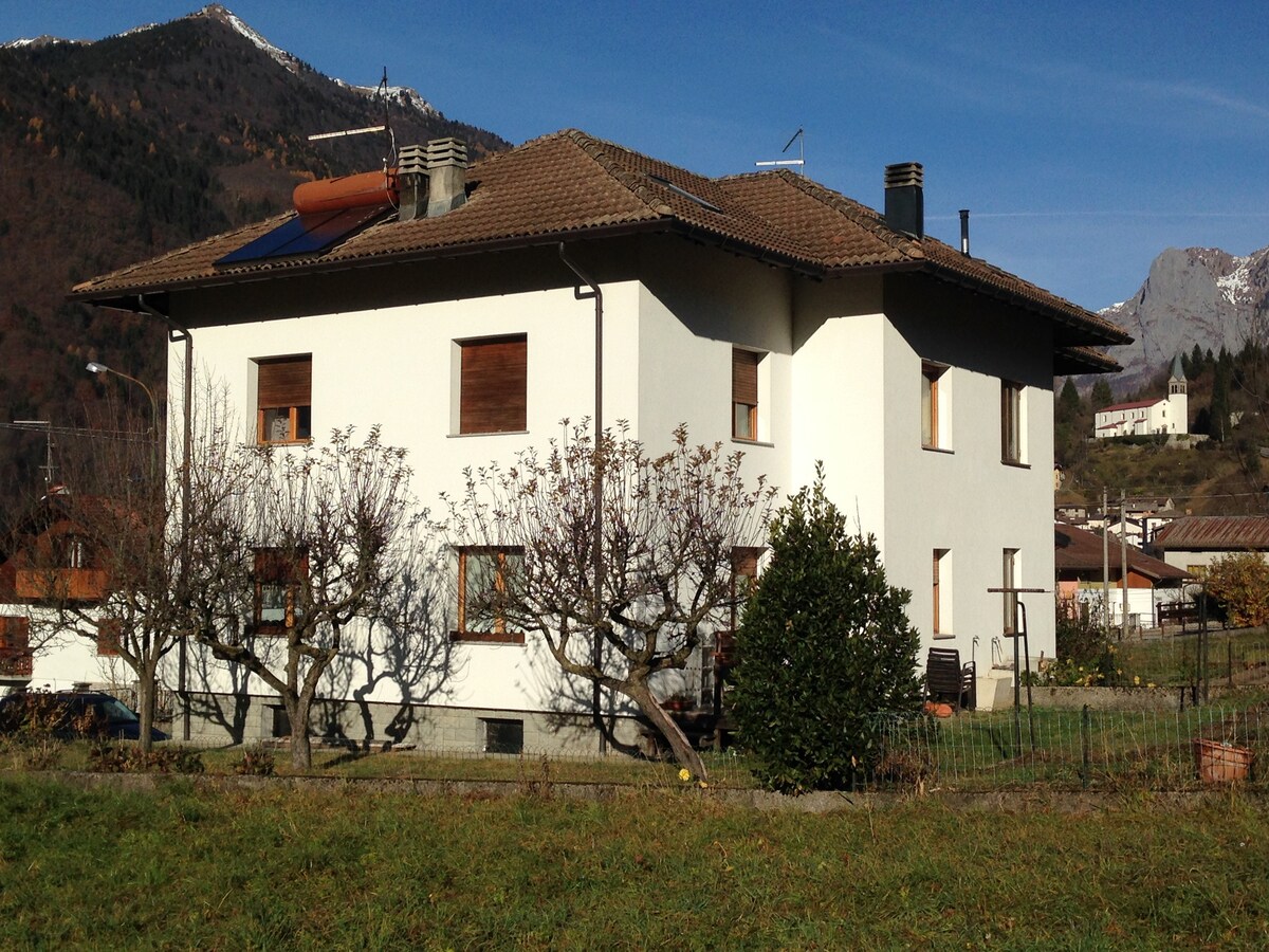 Casa con vista sulla valle alpina