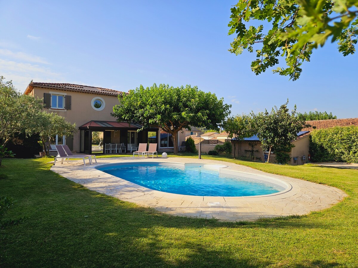 Villa piscine, pétanque et oliviers en Provence