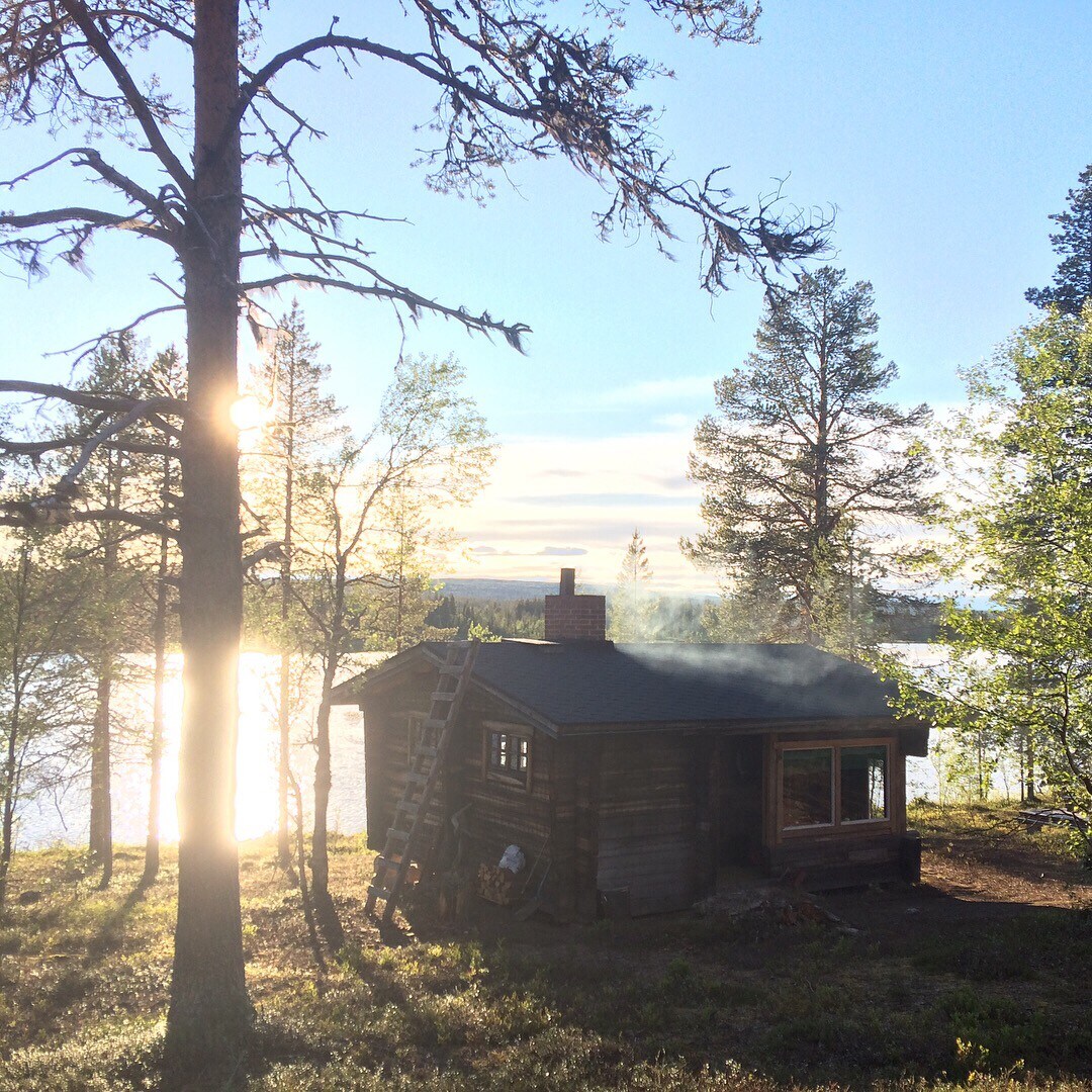 荒野村庄湖边的小木屋