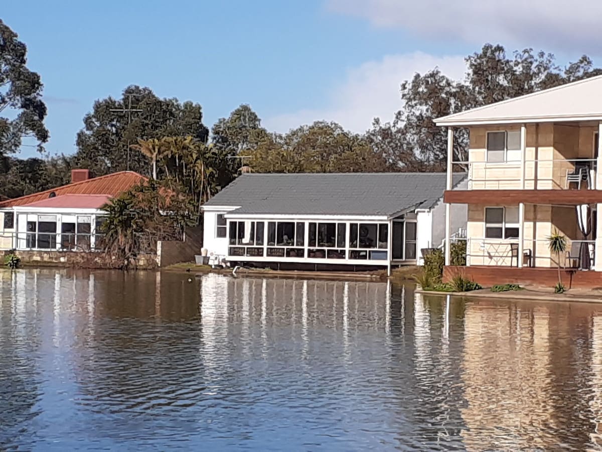 Pet freindly waterfront retreat