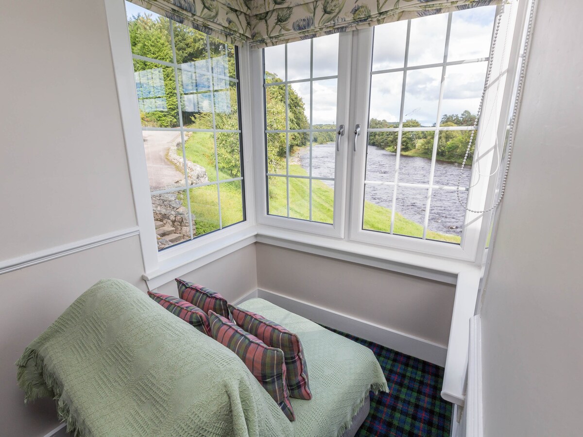 Cottage with Spectacular Views, River Dee Setting