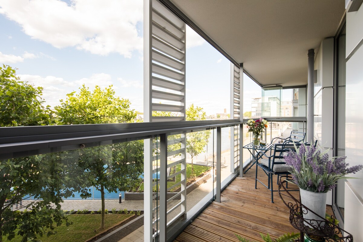 Greenwich Riverside 2 Bed Apartment by Wild Roses