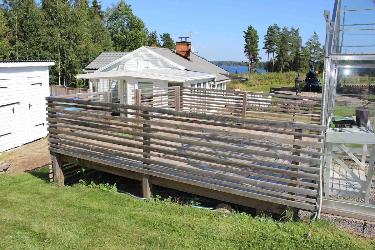 Cosy Swedish holiday house at the lake with Kajaks