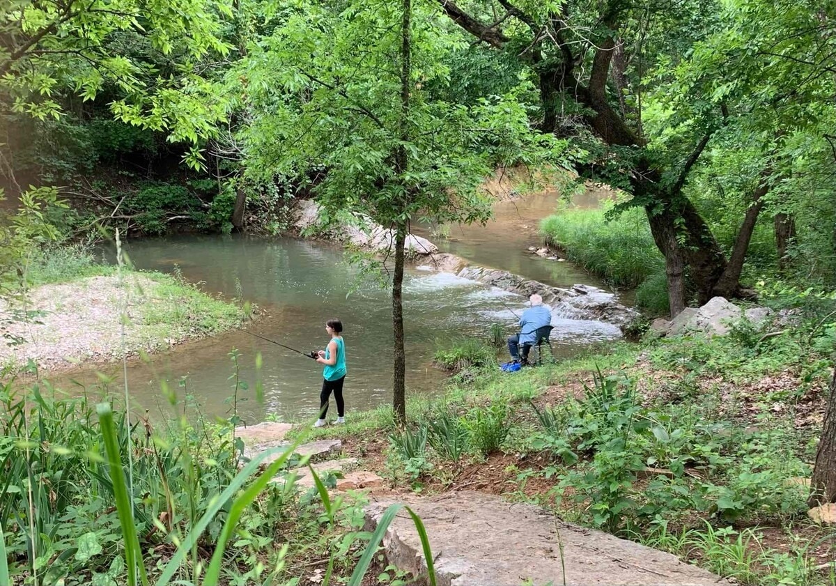 森林旁的木屋、小溪、山脉、热水浴缸