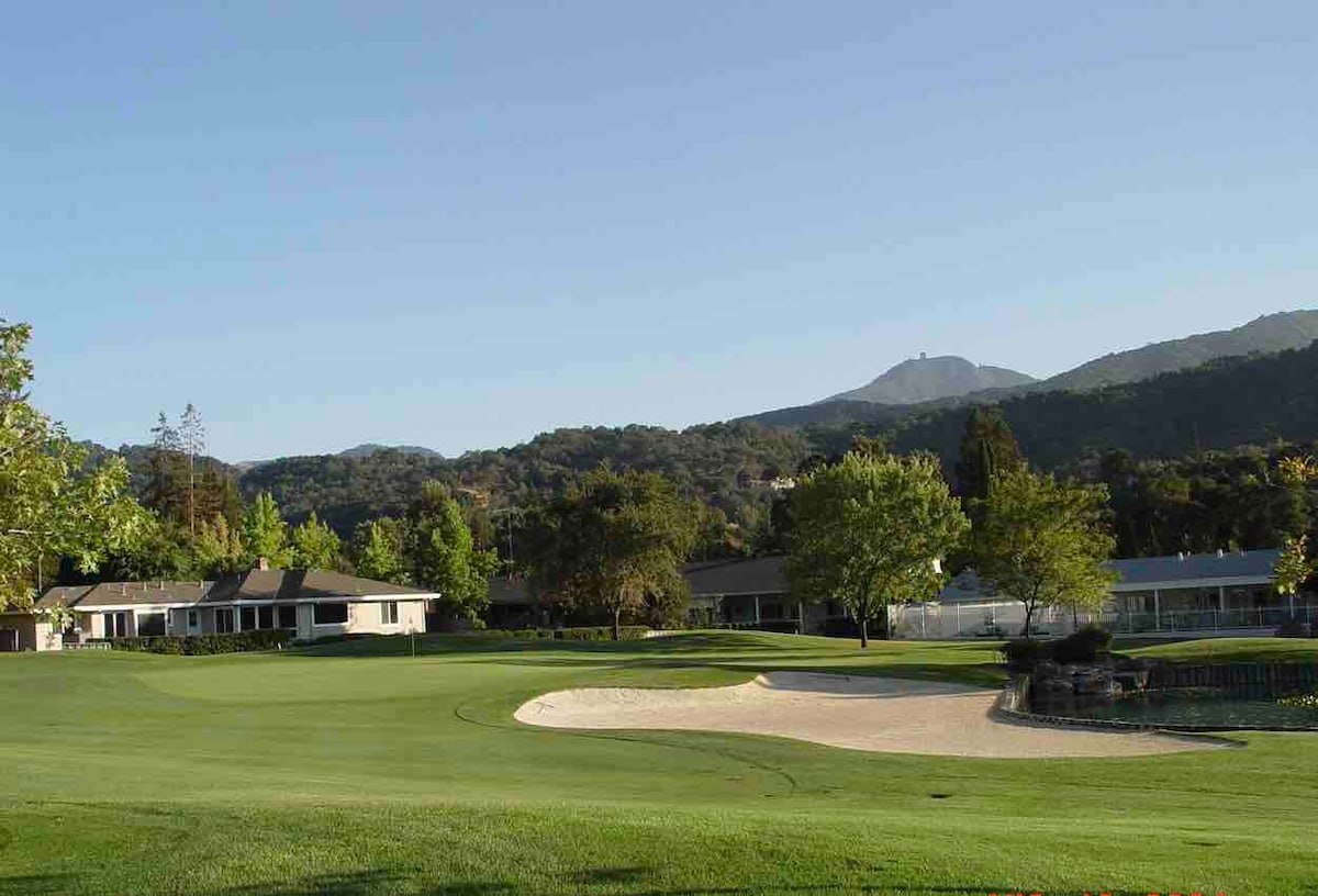 带景观的高尔夫球场阿尔马登乡村俱乐部（ Almaden Country Club ）。