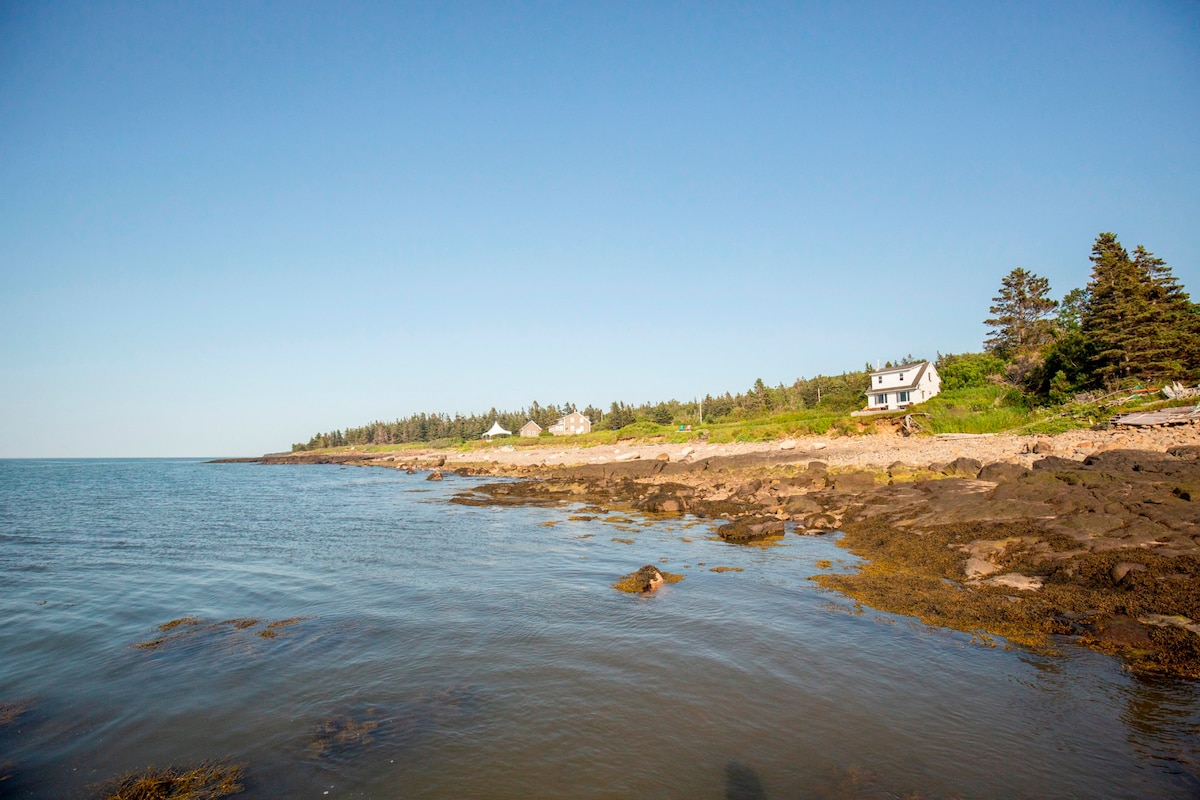 Fundy Sunset Cottage,  Oceanfront Tranquility