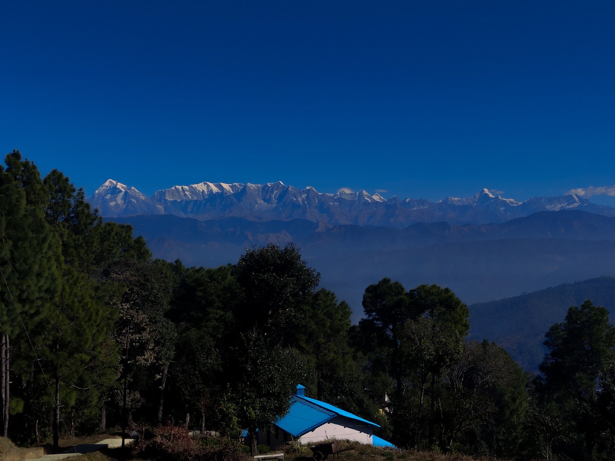 WFH-ready Cabin in Tea Estate Facing the Himalayas