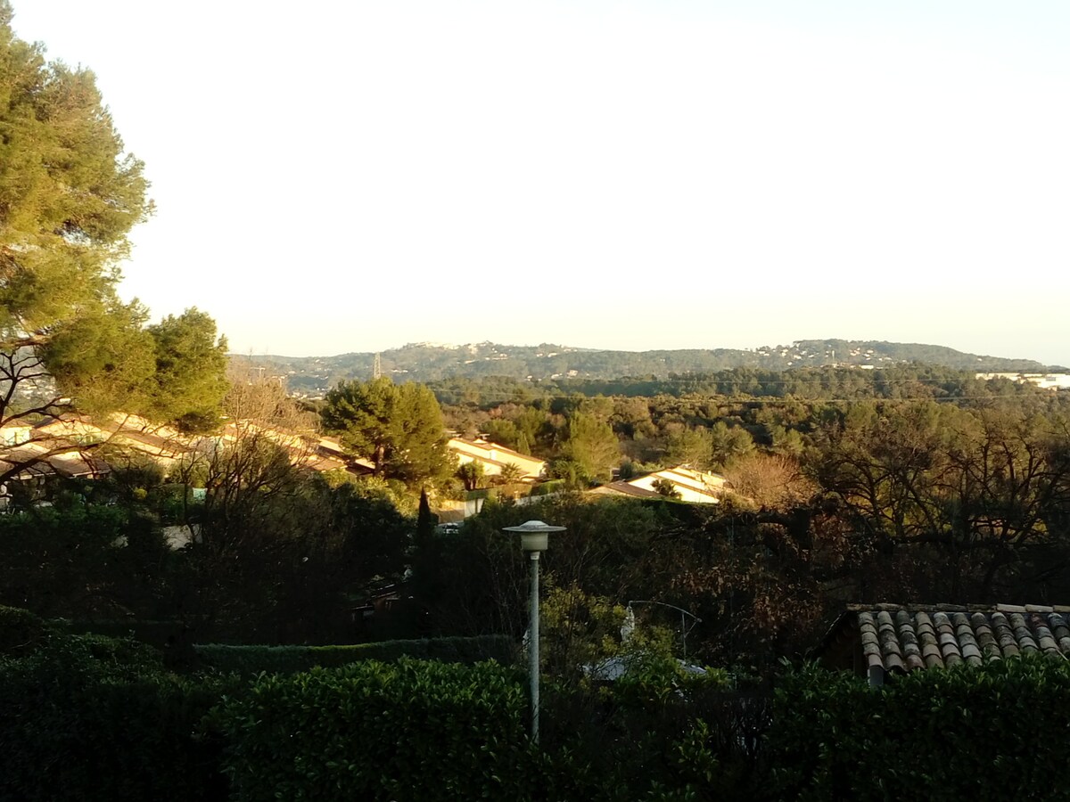 Bastide simple et calme dans un coin de verdure