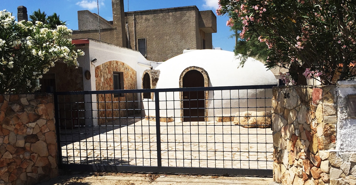 Trullo for 8 people 50 meters from the sea