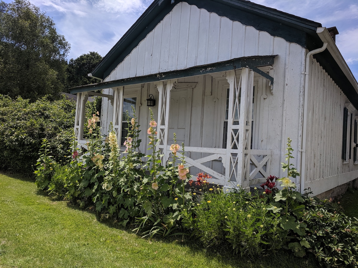 历史悠久的1800年代乡村小屋