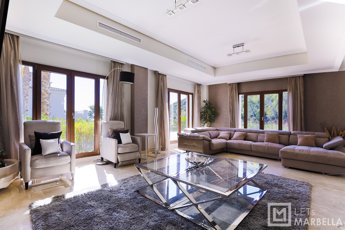 Luxury 4BR Villa - Benahavis Hills & Country Club