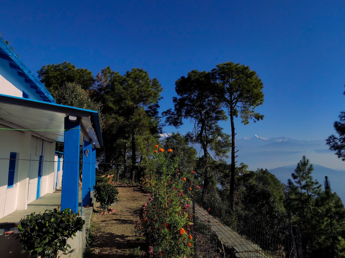 WFH-ready Cabin in Tea Estate Facing the Himalayas