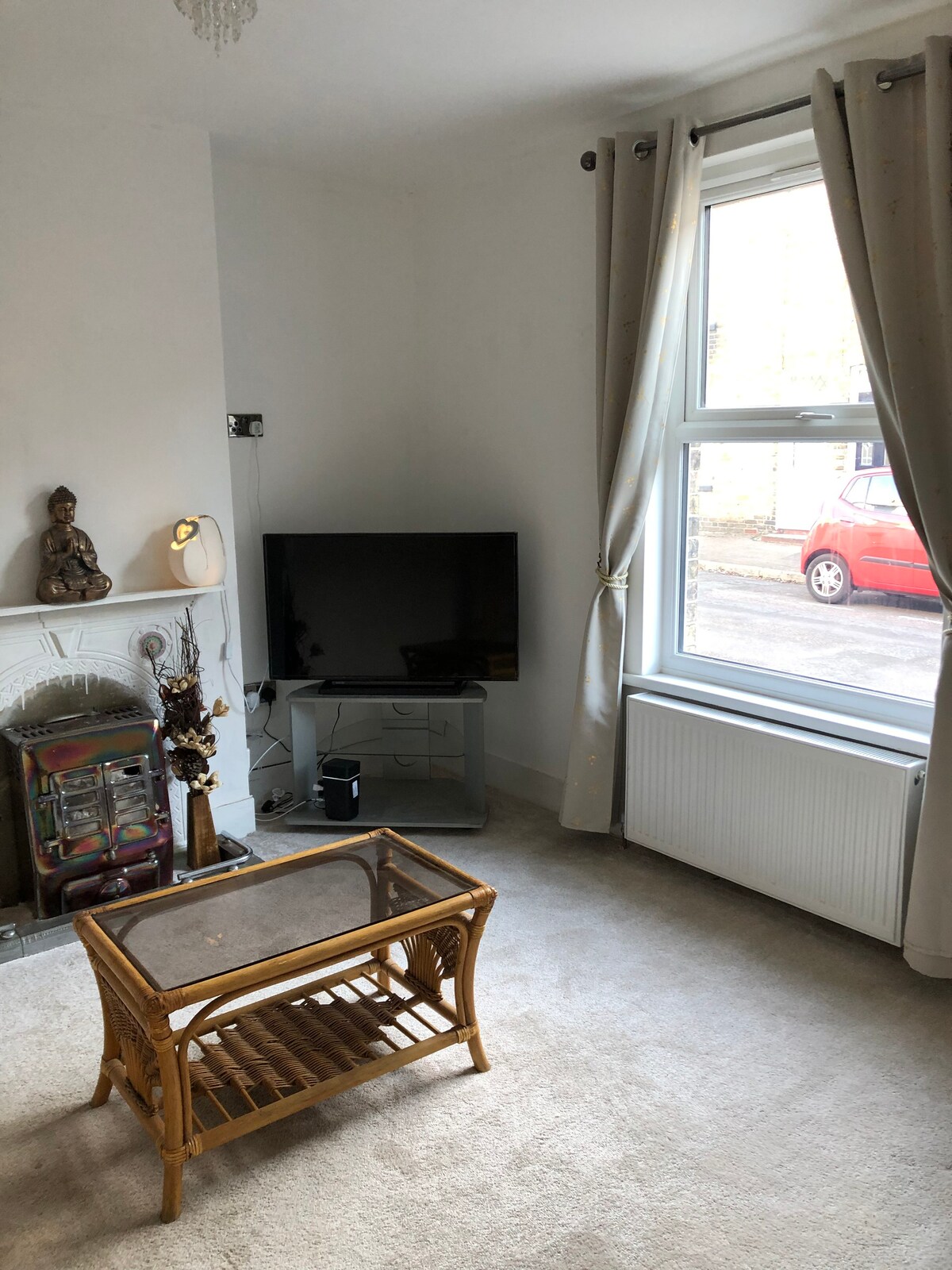 Two Bedroom End of Terrace House near High Street