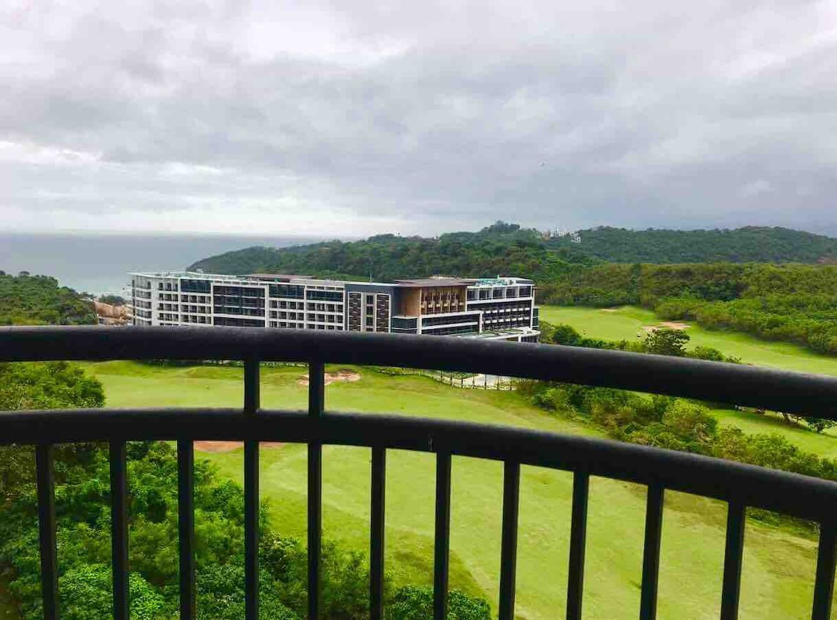 阳光长滩岛公寓酒店的海景和高尔夫景观