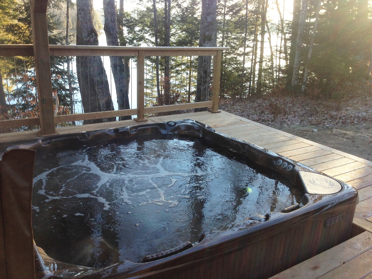 美丽的Haliburton Cottage -湖畔和热水浴缸！