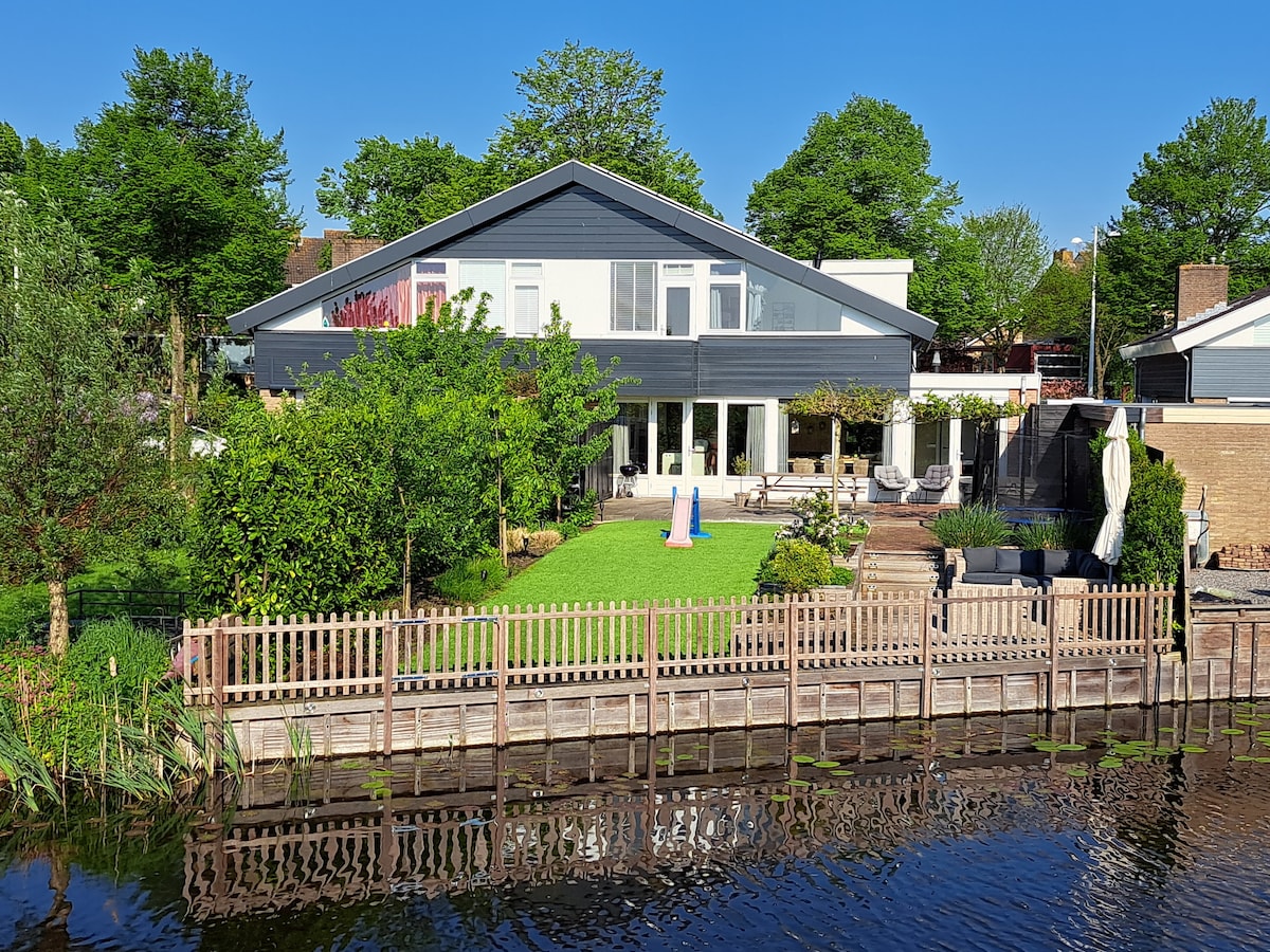 Ruime woning aan het water met jacuzzi in Alkmaar!