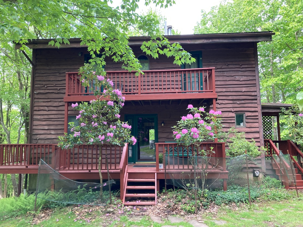 Daylily Retreat ，带室内泳池的湖畔度假村