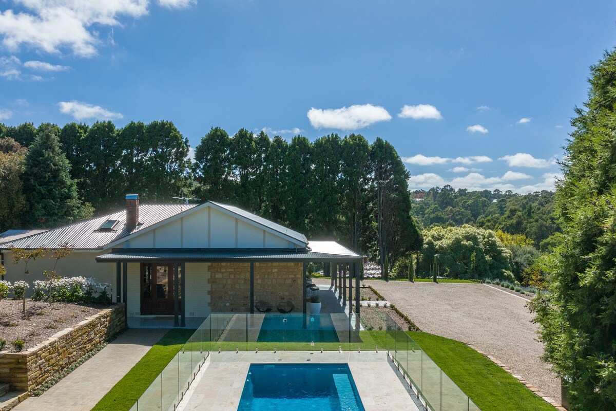 Adelaide Hills luxury cottage with vineyard views