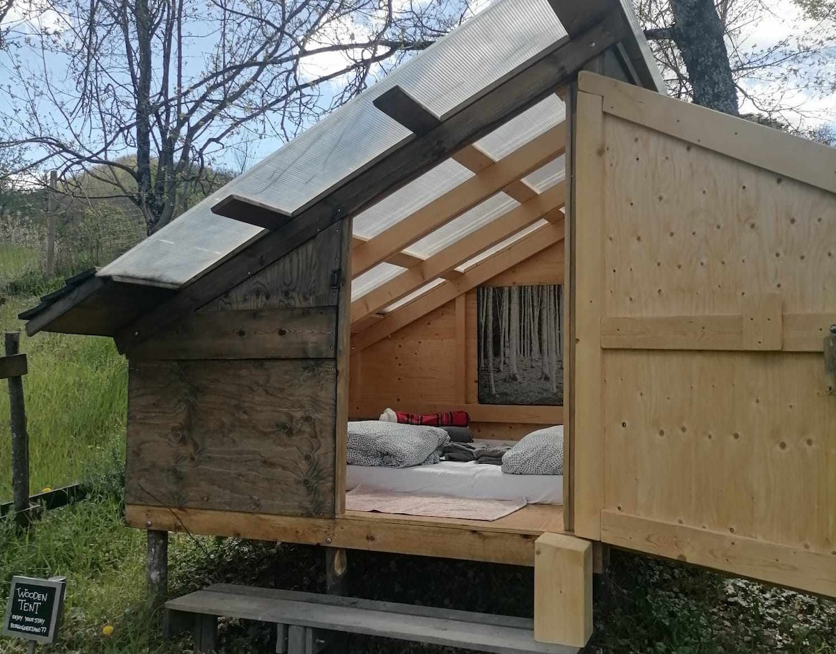 Wooden Tent per dormire nel bosco