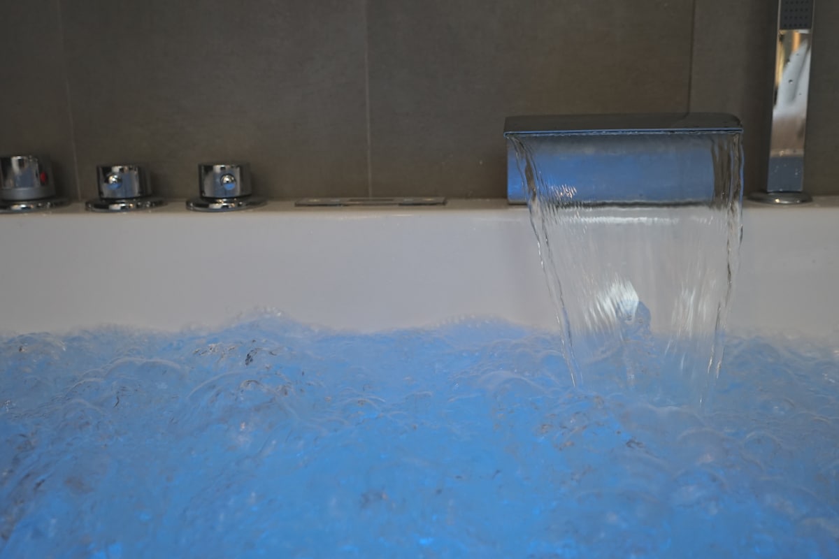 酒店房间内的漩涡浴缸