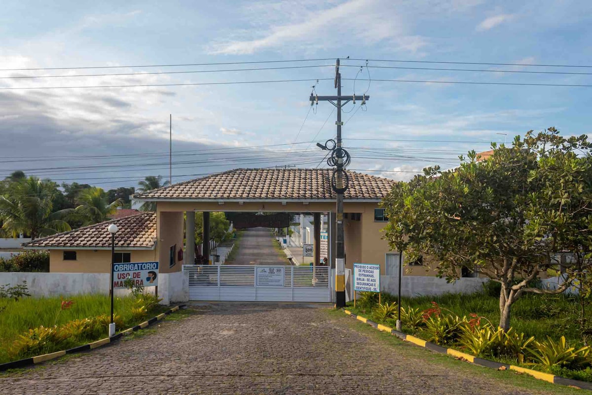 Casa com piscina, a poucos passos da praia